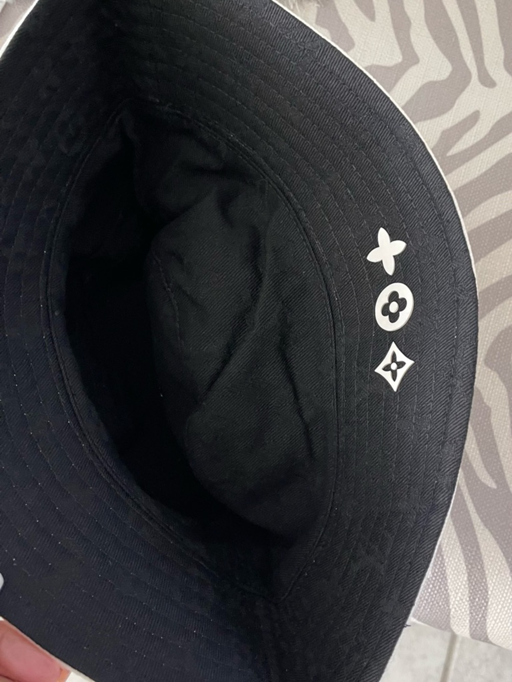 Cute White LV Bucket hat/Reversible - Picture 4 of 4